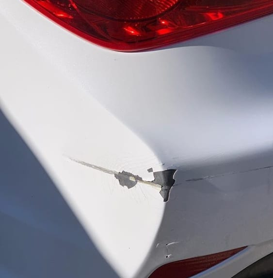 Pendik oto servisinde kırık tampon tamiri yapılan araç